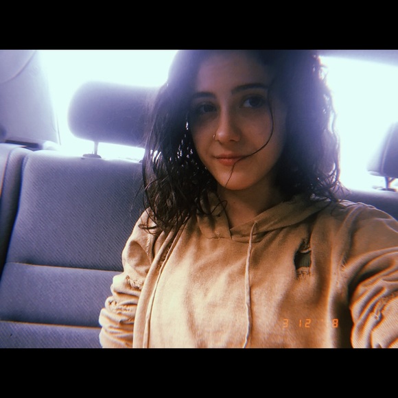 Meet your posher: Rachel 🌻 - Picture 3 of 3